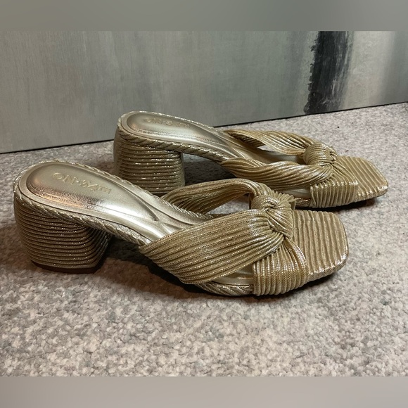 On 34th Gaiaa Gold Pleated Knot Block Heel Sandals - Size 7M (NIB) - Picture 3 of 14